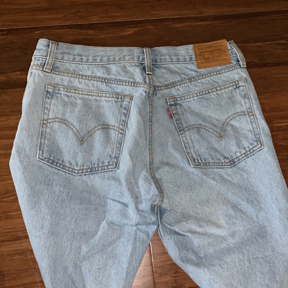 Levi's Premium Women's Wedgie Straight Leg Light-wash Distressed Jeans | 29 - Picture 4 of 9